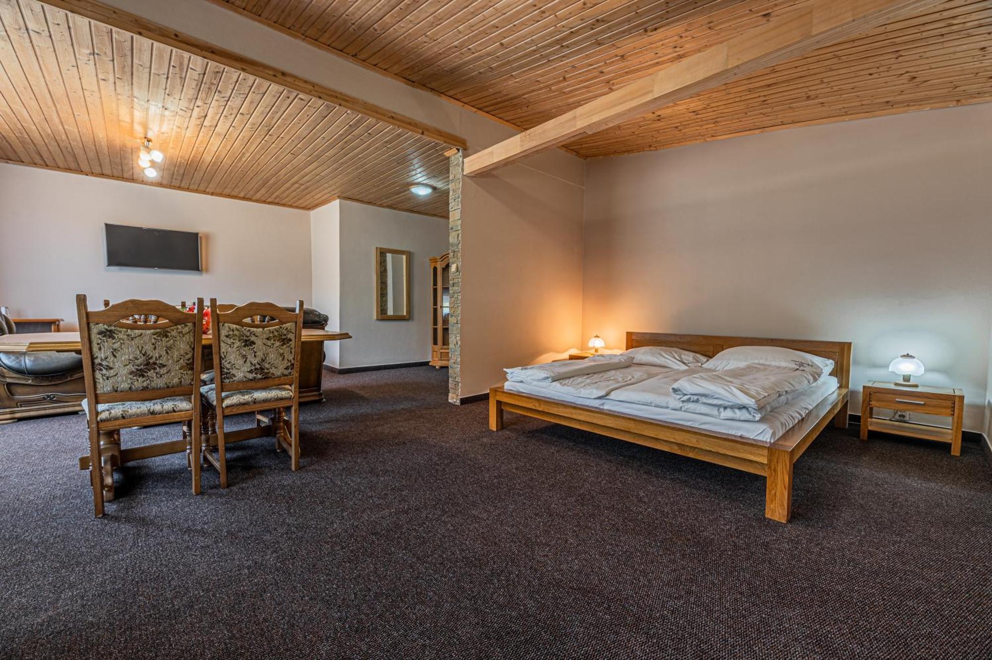 Grand Hotel Rooms Spisske Tomasovce Ngoại thất bức ảnh